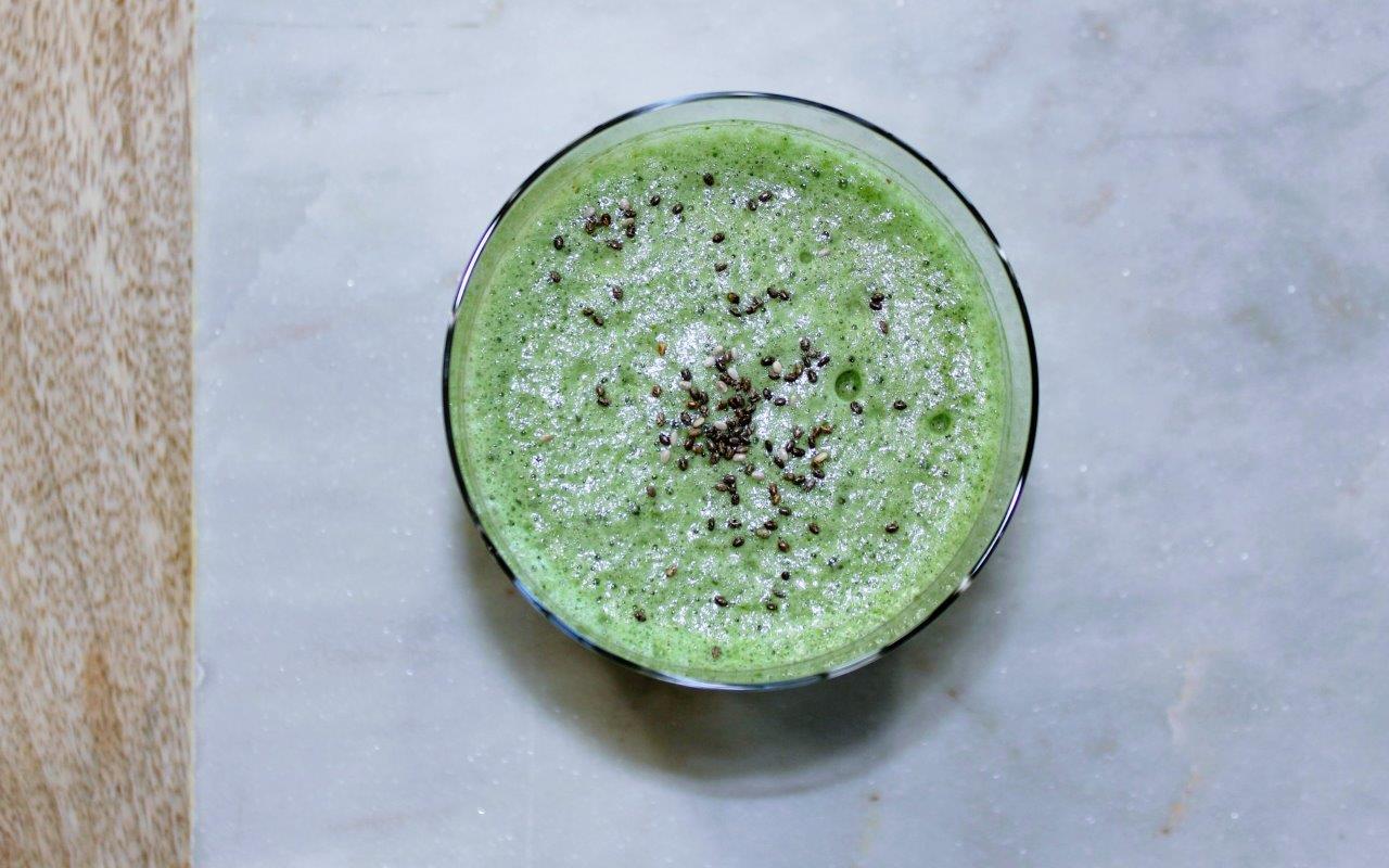 Easy Green Smoothie with Spirulina — Pearls and Sneakers